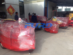 福瑞得機(jī)械座駕壓路機(jī)、大容量灌縫機(jī)，小型灌縫機(jī)包裝完畢準(zhǔn)備發(fā)貨